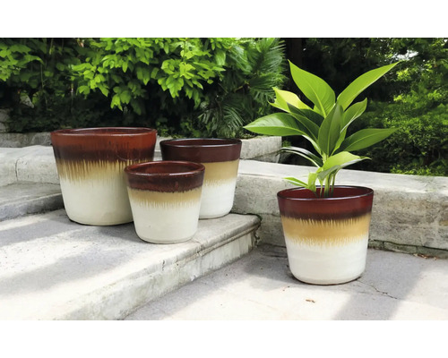 Plusieurs pots de fleurs en céramique dans le jardin.