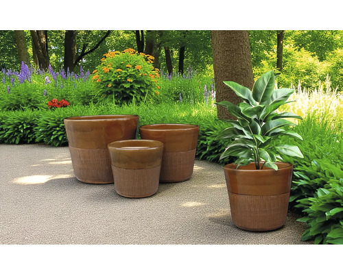 Ambiance de jardin avec des pots de fleurs en céramique de différentes tailles