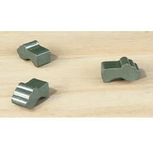 Drei Spielsteine auf einem Holztisch