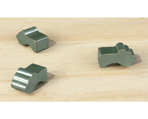 Drei Spielsteine auf einem Holztisch