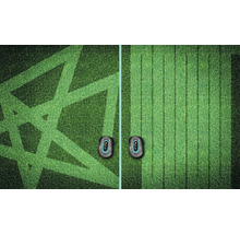 Zwei Rasenmähroboter auf Rasenflächen mit unterschiedlichen Mustern