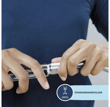 Zwei Hände verbinden einen Duschschlauch mit Universalanschluss