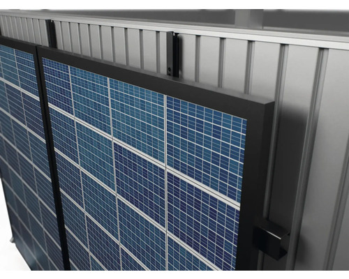 Installation von Solarpanelen an einer Aluminiumwand