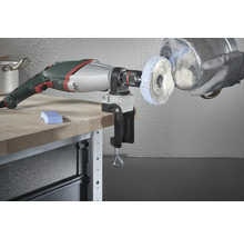 Outil électrique pour polir avec un accessoire de polissage et une pâte à polir sur un établi