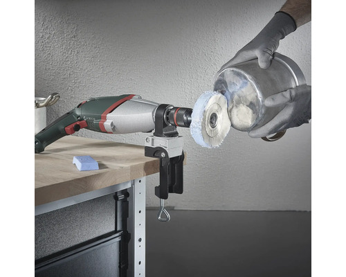 Perceuse avec accessoire de polissage et pièce sur un établi