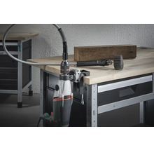 Perceuse avec arbre flexible sur étau sur un établi