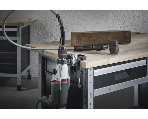 Perceuse avec arbre flexible sur étau sur un établi