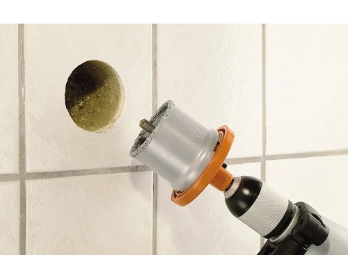 Perceuse à carreaux avec trépan perçant un trou dans un carreau