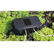 Boîtier noir avec câbles sur fond vert