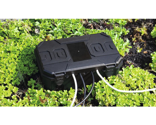 Boîtier noir avec câbles sur fond vert