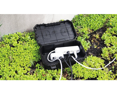 Boîtier de distribution électrique noir ouvert pour l'extérieur avec multiprise et câbles.