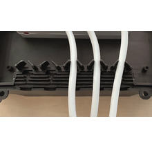 Gros plan d'une boîte de raccordement avec des câbles insérés