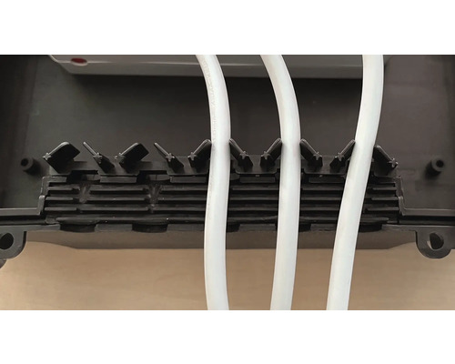 Gros plan d'une boîte de raccordement avec des câbles insérés