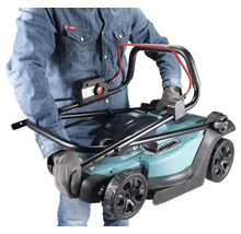 Eine Person trägt einen Rasenmäher mit Akku