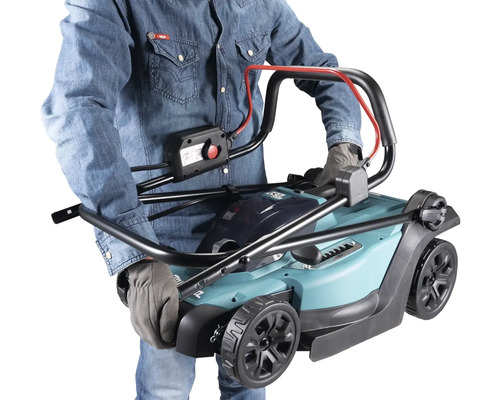 Eine Person trägt einen Rasenmäher mit Akku