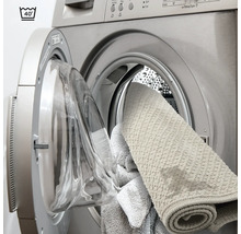 Waschmaschine mit offener Tür und Textilien