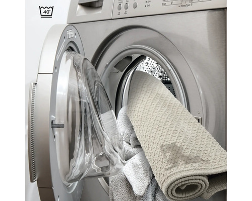 Waschmaschine mit offener Tür und Textilien