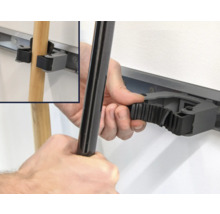 Support mural avec une main fixant un manche