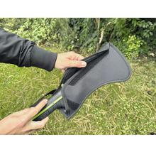 Eine Person hält eine Tasche für einen Metalldetektor in der Hand.