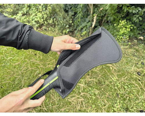 Eine Person hält eine Tasche für einen Metalldetektor in der Hand.