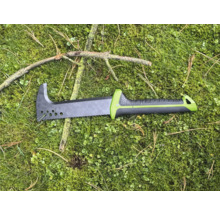 Gartensäge mit Asthaken auf einer Wiese