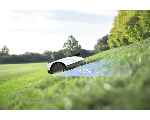 Robot tondeuse à gazon sur une pelouse avec une pente de 45 pour cent