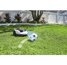 Robot tondeuse à gazon avec un ballon de foot