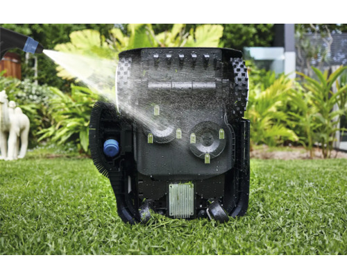 Robot tondeuse nettoyé à l'eau