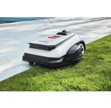 Tondeuse à gazon automatique sur pelouse