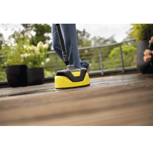 Nettoyeur de terrasse en cours d'utilisation sur une terrasse en bois