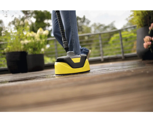 Nettoyeur de terrasse en cours d'utilisation sur une terrasse en bois