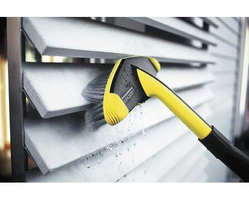 Logo Kärcher. Nettoyage des stores avec une brosse.