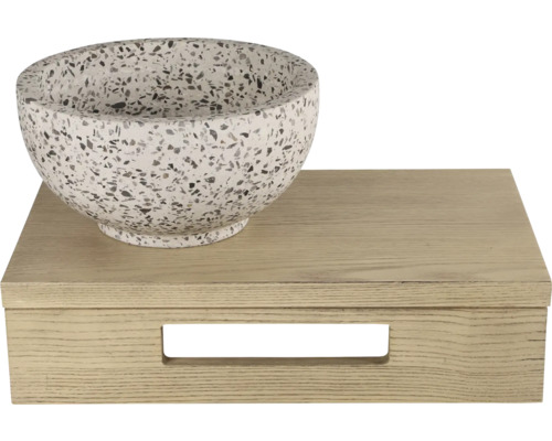 Schale mit Terrazzo-Muster auf einer Holzbox