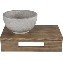 Steinschale auf Holztablett