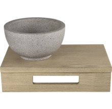 Dekoschale aus Stein auf einer Holzbox