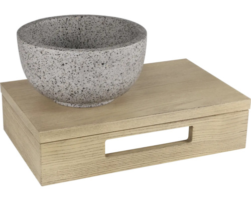 Dekoschale auf einer Holzbox