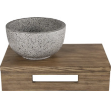 Dekorative Schale aus Stein auf einer Holzbox