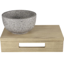 Dekoschale auf einer Holzbox