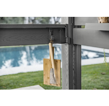 Planche à découper en bambou et ustensiles de barbecue suspendus à un toit de terrasse