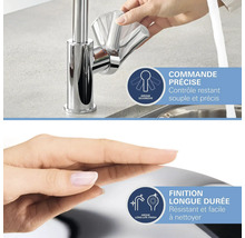 Vue détaillée d'un robinet de cuisine avec des caractéristiques pour un fonctionnement en douceur et une finition durable