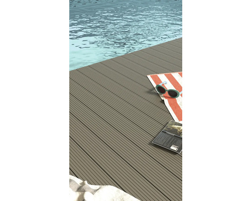 Terrasse mit Pool, Handtuch, Sonnenbrille und Zeitschrift
