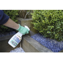 Application de liant pour paillis et pierres sur une plate-bande