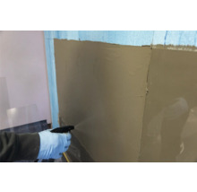 Application d'un promoteur d'adhérence sur un mur avec du plâtre