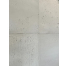 Gros plan de quatre plaques de béton claires reliées entre elles