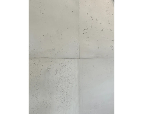 Gros plan de quatre plaques de béton claires reliées entre elles