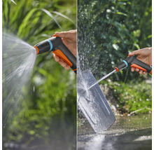 Pistolet d'arrosage de jardin utilisé pour nettoyer une pelle et arroser des plantes