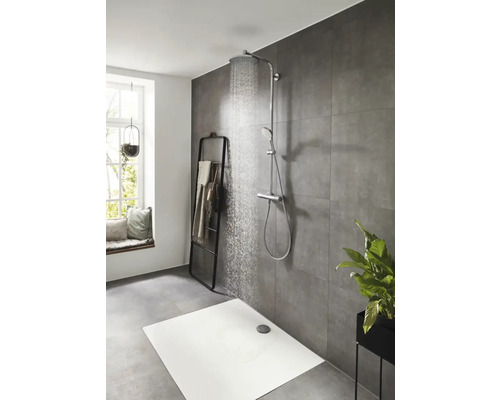 Salle de bain moderne avec douche, porte-serviettes et rebord de fenêtre