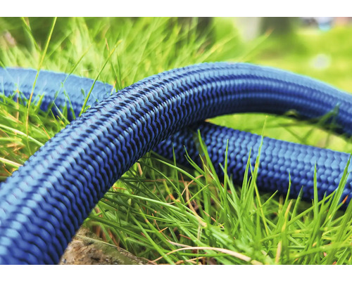 Textilschlauch auf Gras