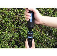 Zwei Hände verbinden einen Schlauchverbinder der Marke for_q.