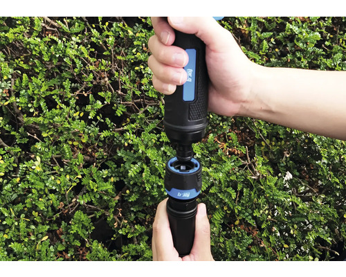 Person verbindet Gartenschlauch mit for_q-Schnellkupplung